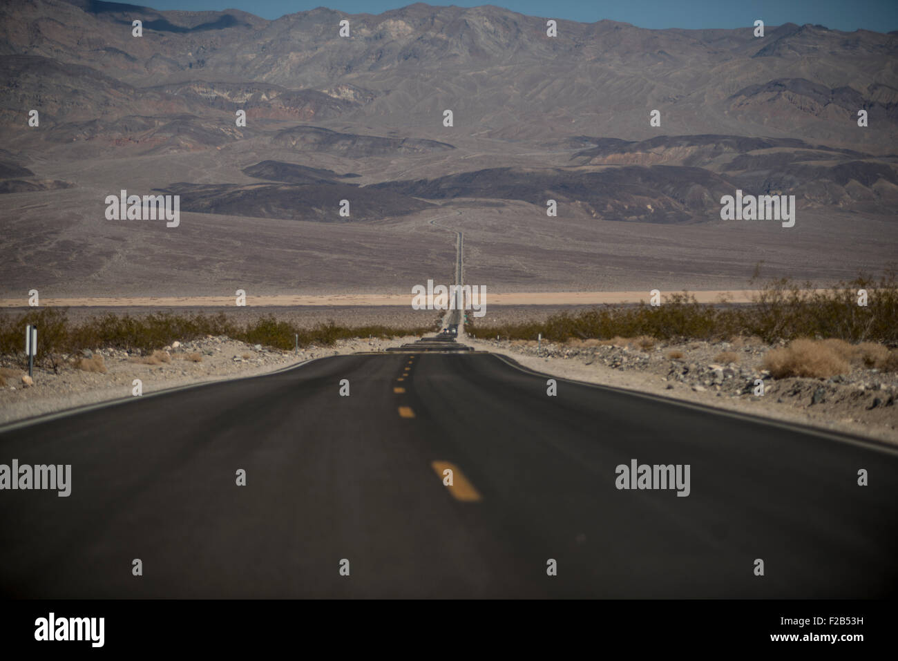 Road-Schuss von Highway 190 in Death Valley Nationalpark Stockfoto
