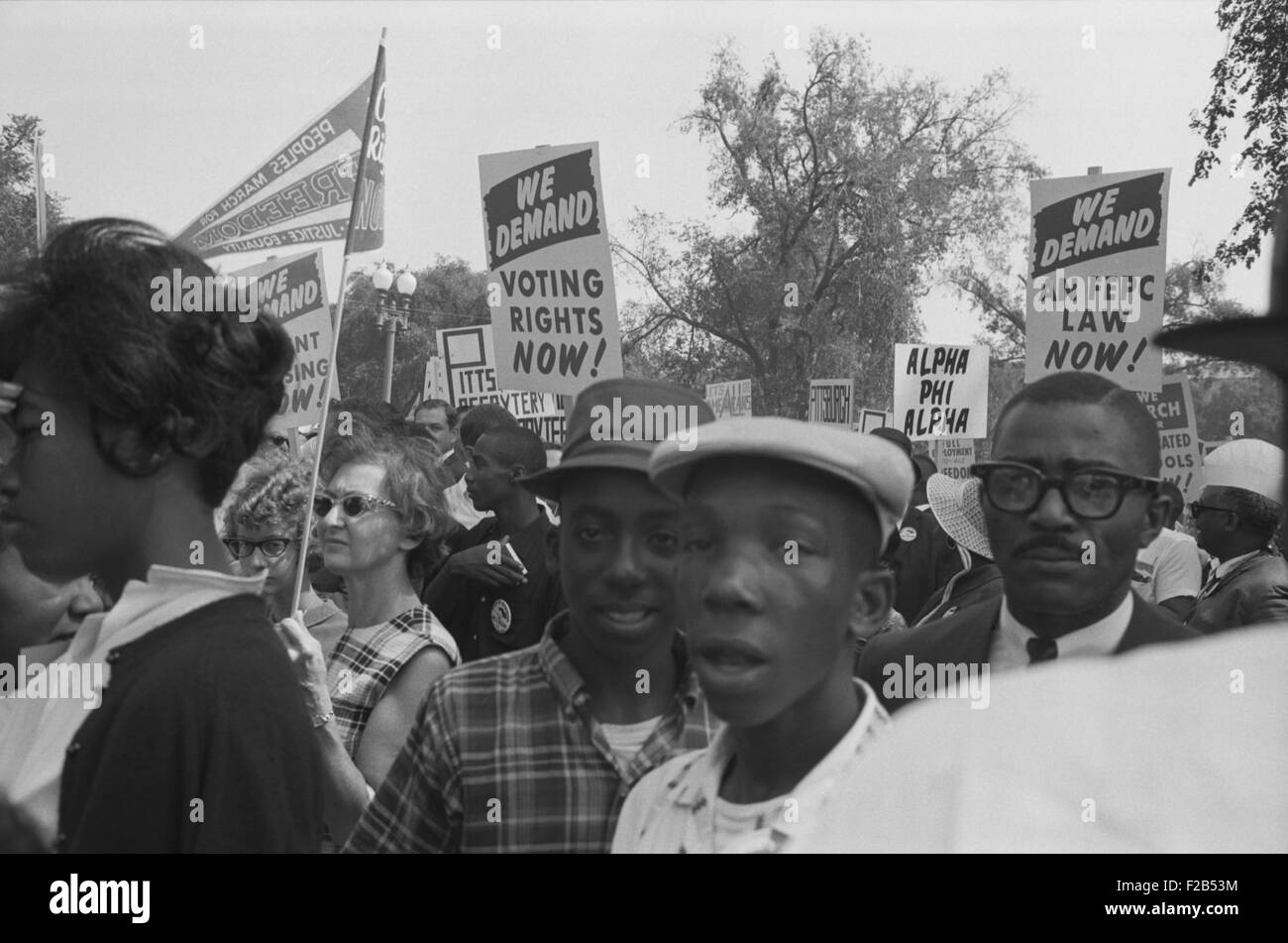 Demonstranten marschieren mit Zeichen während des Marsches auf Washington, 28. August 1963. -(BSLOC 2015 1 100) Stockfoto