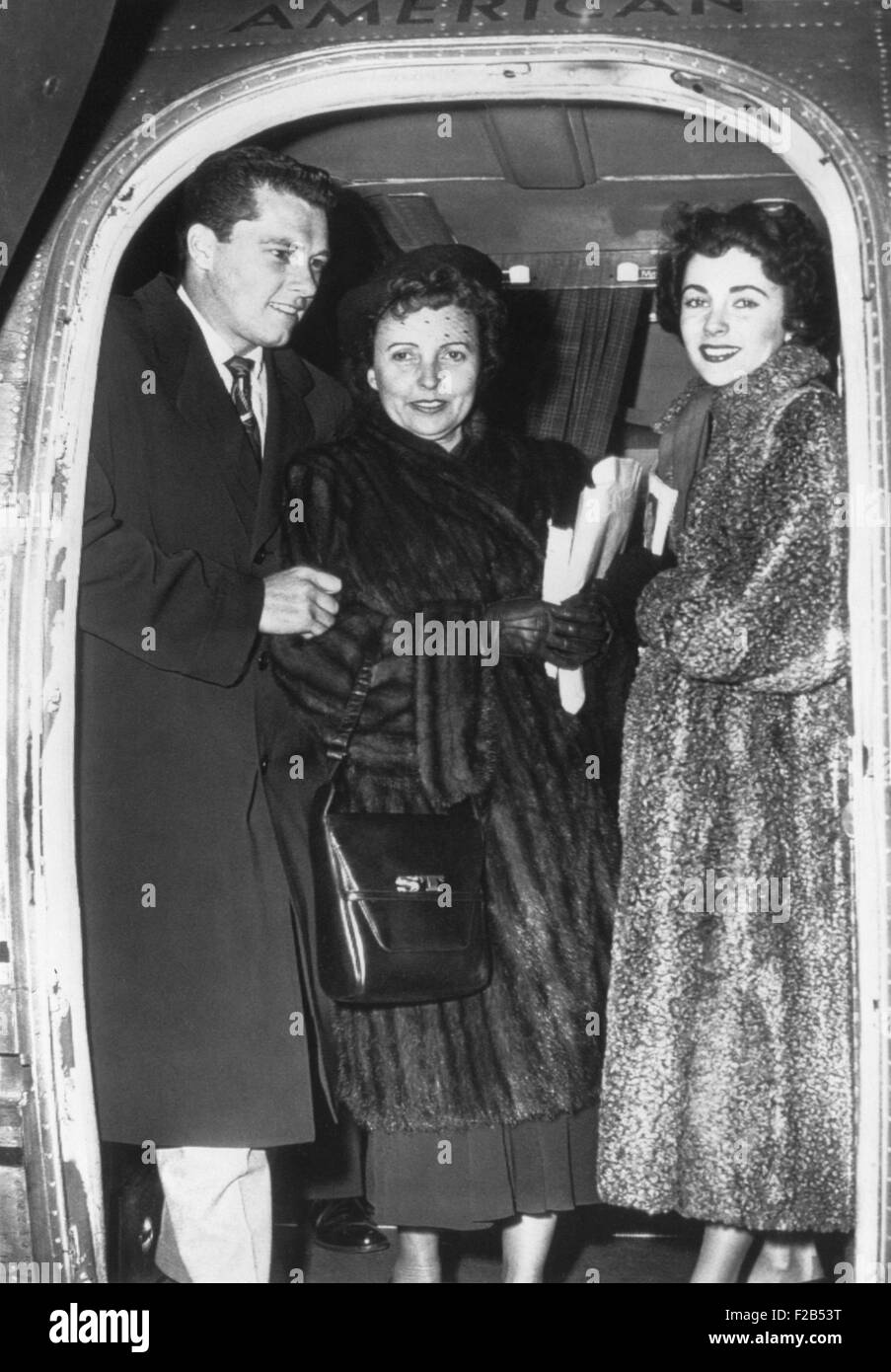 Elizabeth Taylor (rechts) und ihr Verlobter, Nicky Hilton Jr. kommen in Chicago mit ihrer Mutter. 2. März 1950. -(BSLOC 2014 17 98) Stockfoto