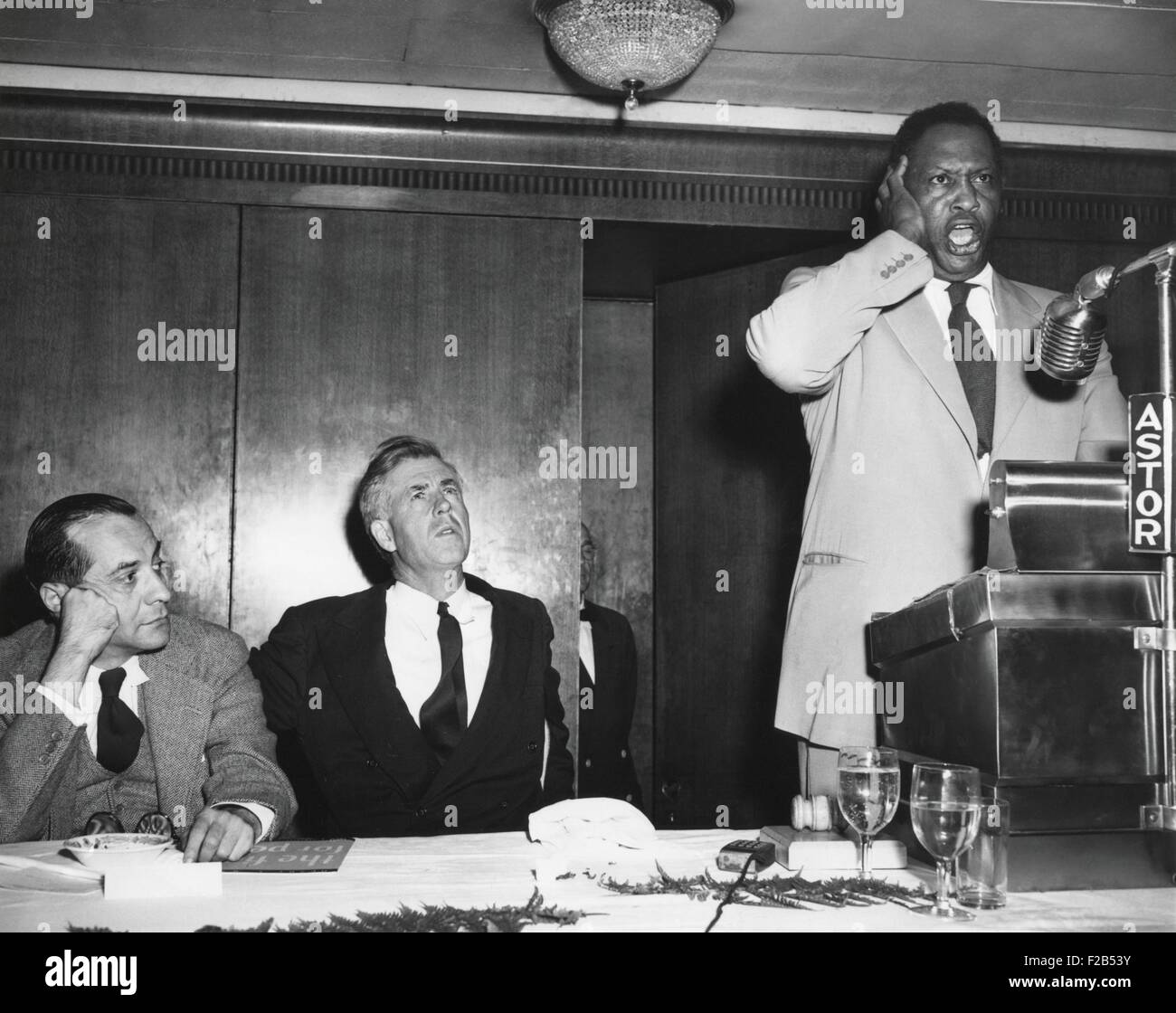 Paul Robeson singt bei einem Testimonial Abendessen organisiert von ehemaligen Vizepräsidenten Henry Wallace. Auf der linken Seite sind Kongressabgeordnete Vito Marcantonio und Wallace. 13. September 1949. Das Abendessen folgte "Peekskill Riots" von Aug.-Sept. 1949. -(BSLOC 2014 17 95) Stockfoto