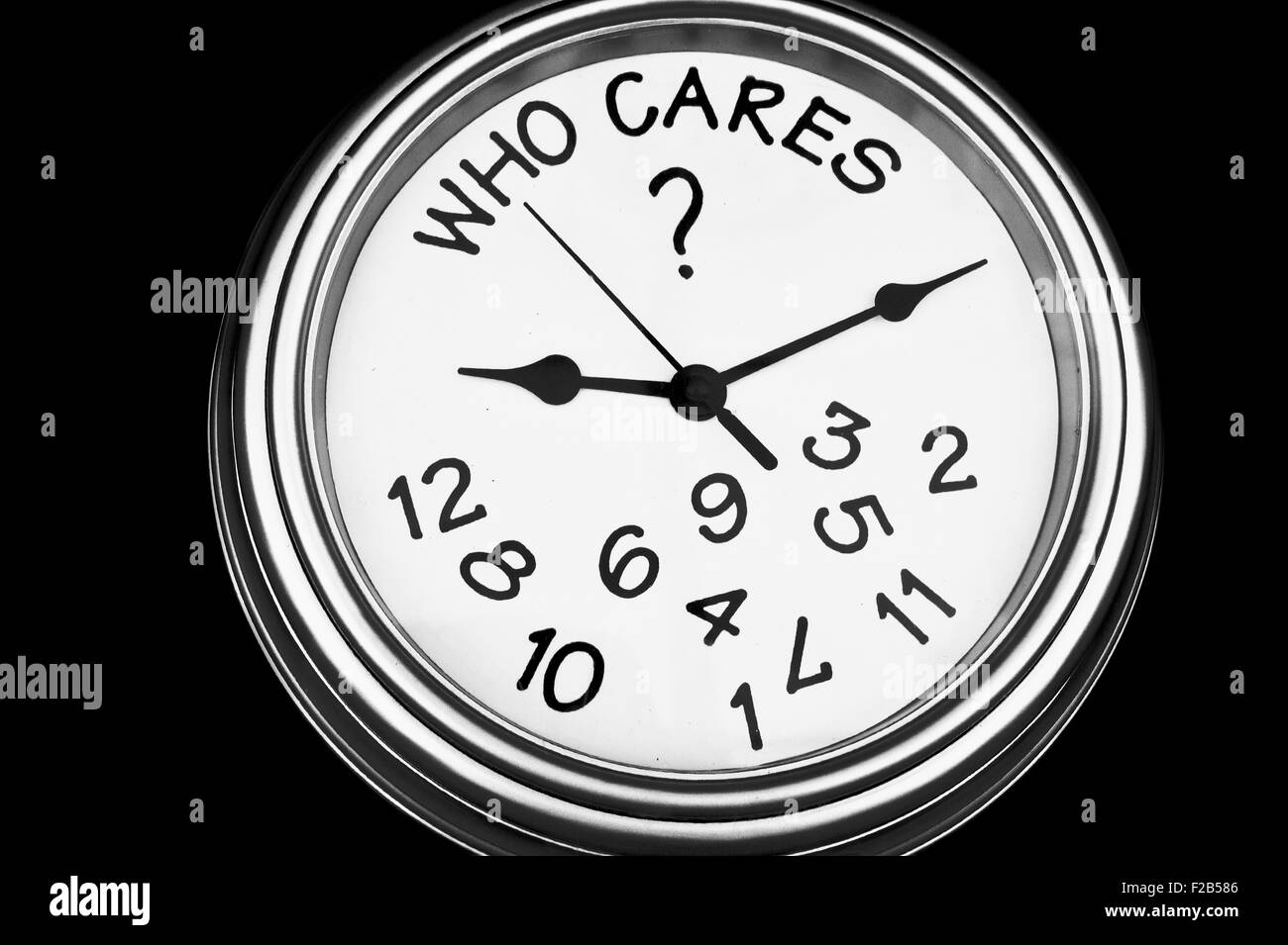 Ein schwarz / weißes Bild einer Uhr mit Zahlen herunterfallen zeigt das Konzept der Zeit spielt keine Rolle Stockfoto