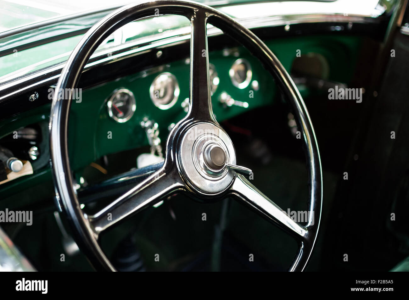 Retro-Auto Lenkrad Nahaufnahme Foto. Glänzende Metallteile. Luxus-Oldtimer Stockfoto