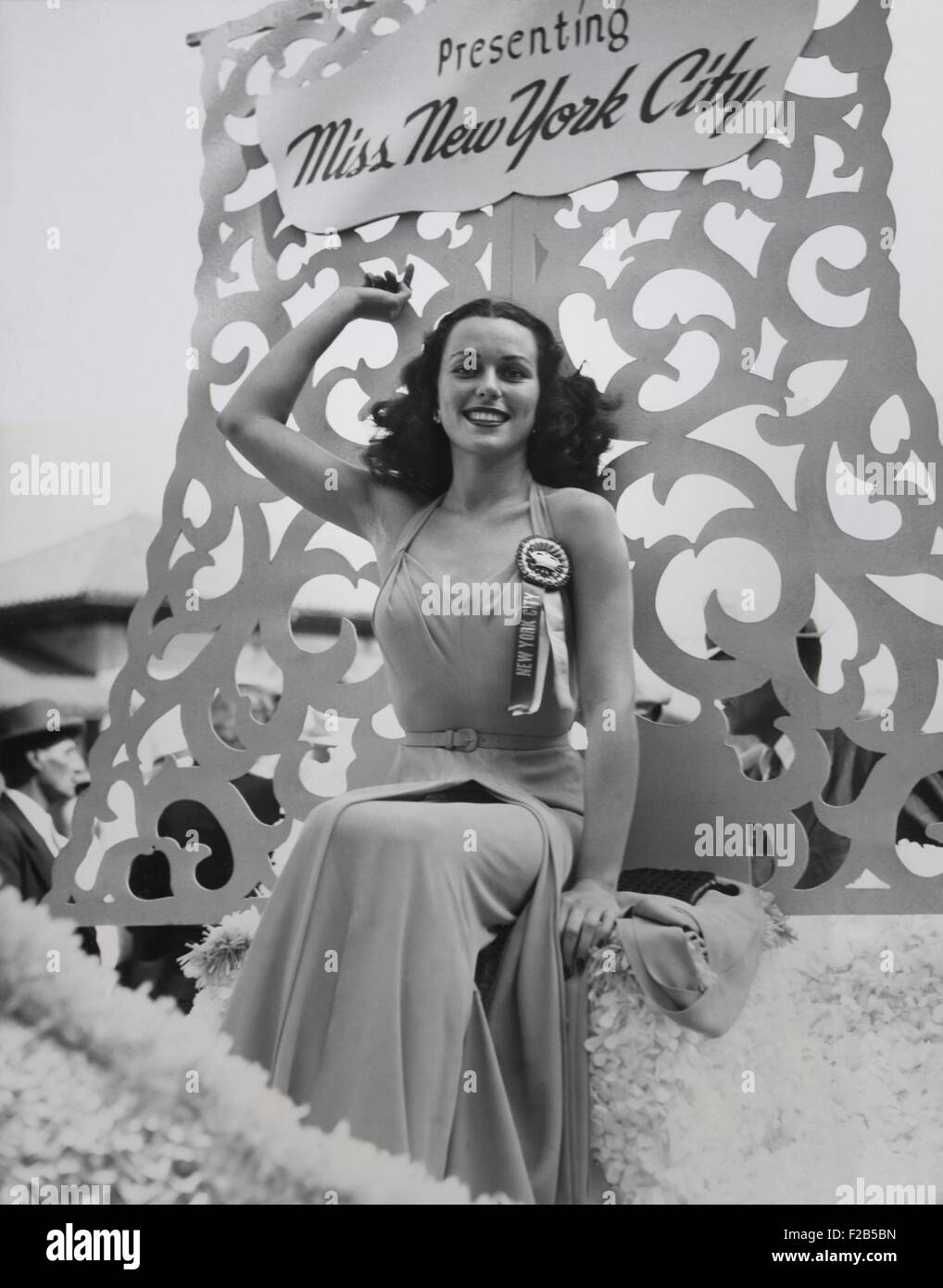 Bess Myerson, sitzend auf dem Schwimmer Miss New York City während der Parade in Atlantic City, NJ 5. September 1945. Zum Zeitpunkt ihrer Stockfoto