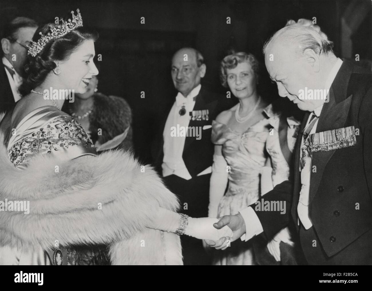 Prinzessin Elizabeth begrüßt Winston Churchill und Premierminister Clement Atlee in Guildhall. Die ehemaligen und aktuellen Ministerpräsidenten trat 700 Gäste bei einer Charity Fundraising-Dinner. 23. März 1950. -(BSLOC 2014 17 61) Stockfoto
