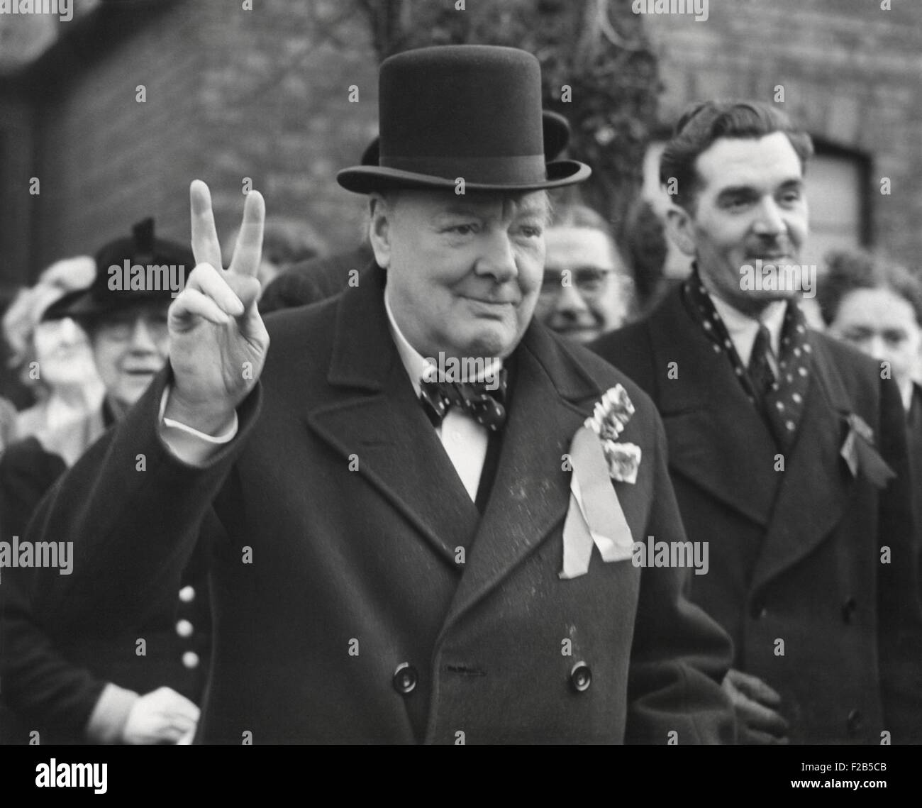 Konservative Partei Führer Winston Churchill gibt seinem vertrauten Victory-Zeichen. Er machte eine Lastminute Kampagne-Tour vor den allgemeinen Wahlen. Woodford, Essex. 23. Februar 1950. -(BSLOC 2014 17 60) Stockfoto