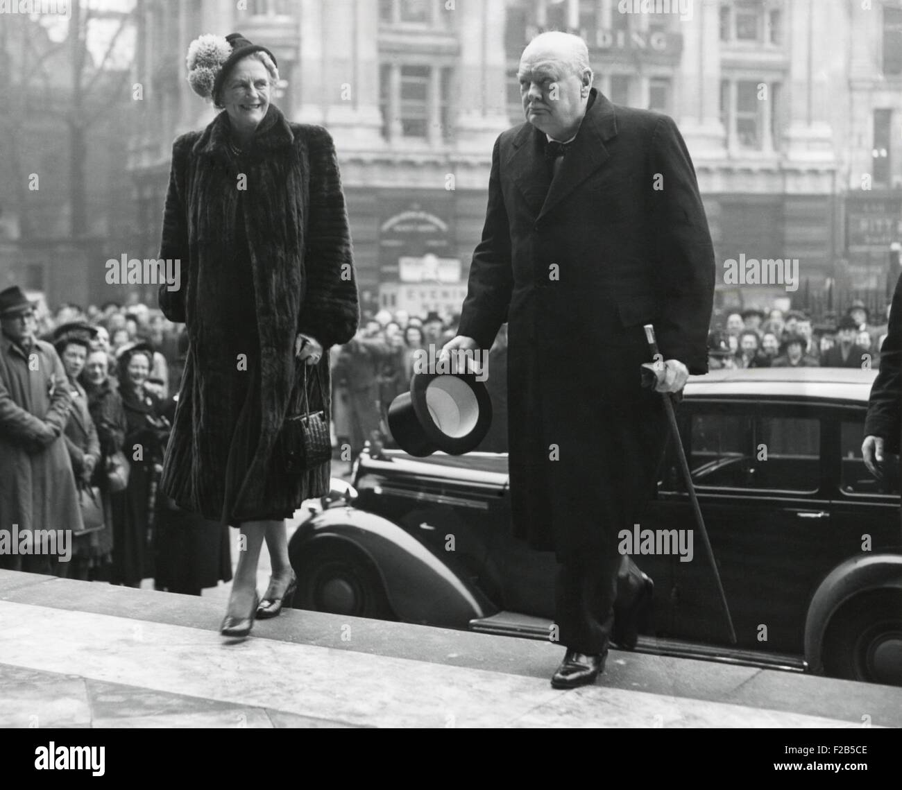 Winston Churchill, mit seiner Frau Clementine geben Sie St. Pauls Cathedral. Sie besuchten eine erste, vor der Wahl des anglikanischen Gottesdienst vor den allgemeinen Wahlen. 19. Februar 1950. -(BSLOC 2014 17 58) Stockfoto