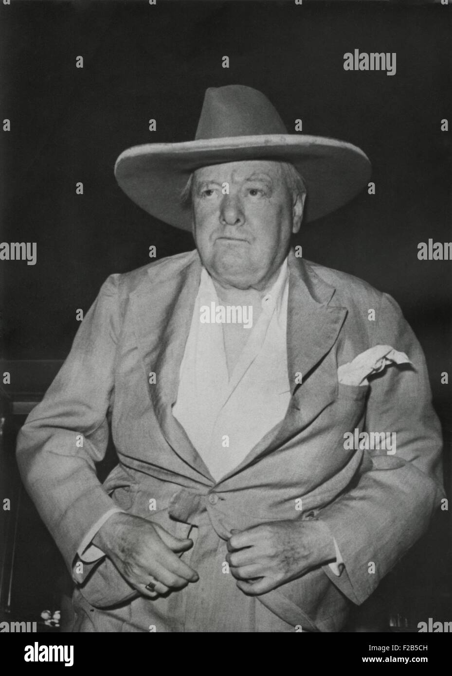 Winston Churchill lässig gekleidet im Urlaub in Italien. Er war im Hotel und Casino in Gardone. 30. Juli 1949. -(BSLOC 2014 17 55) Stockfoto