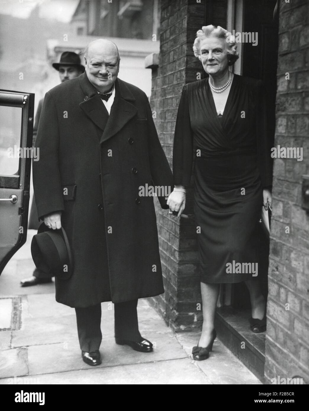 Während des Krieges Premierminister, Winston Churchill, mit seiner Frau Clementine auf seinem 73. Geburtstag. Der Anführer der konservativen Oppositionspartei ist in seinem Londoner Haus. 30. November 1947. -(BSLOC 2014 17 50) Stockfoto