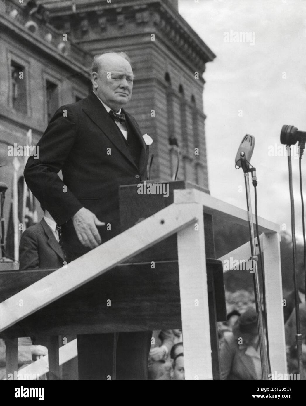 Winston Churchill im Blenheim Palace im Gespräch mit einer Schar von 60.000. Der ehemalige Premierminister verschrien die sozialistische Labour-Regierung, erklärte, dass Sozialismus eine Katastrophe zweite nur für den letzten Weltkrieg 2 war. 5. August 1947. -(BSLOC 2014 17 48) Stockfoto