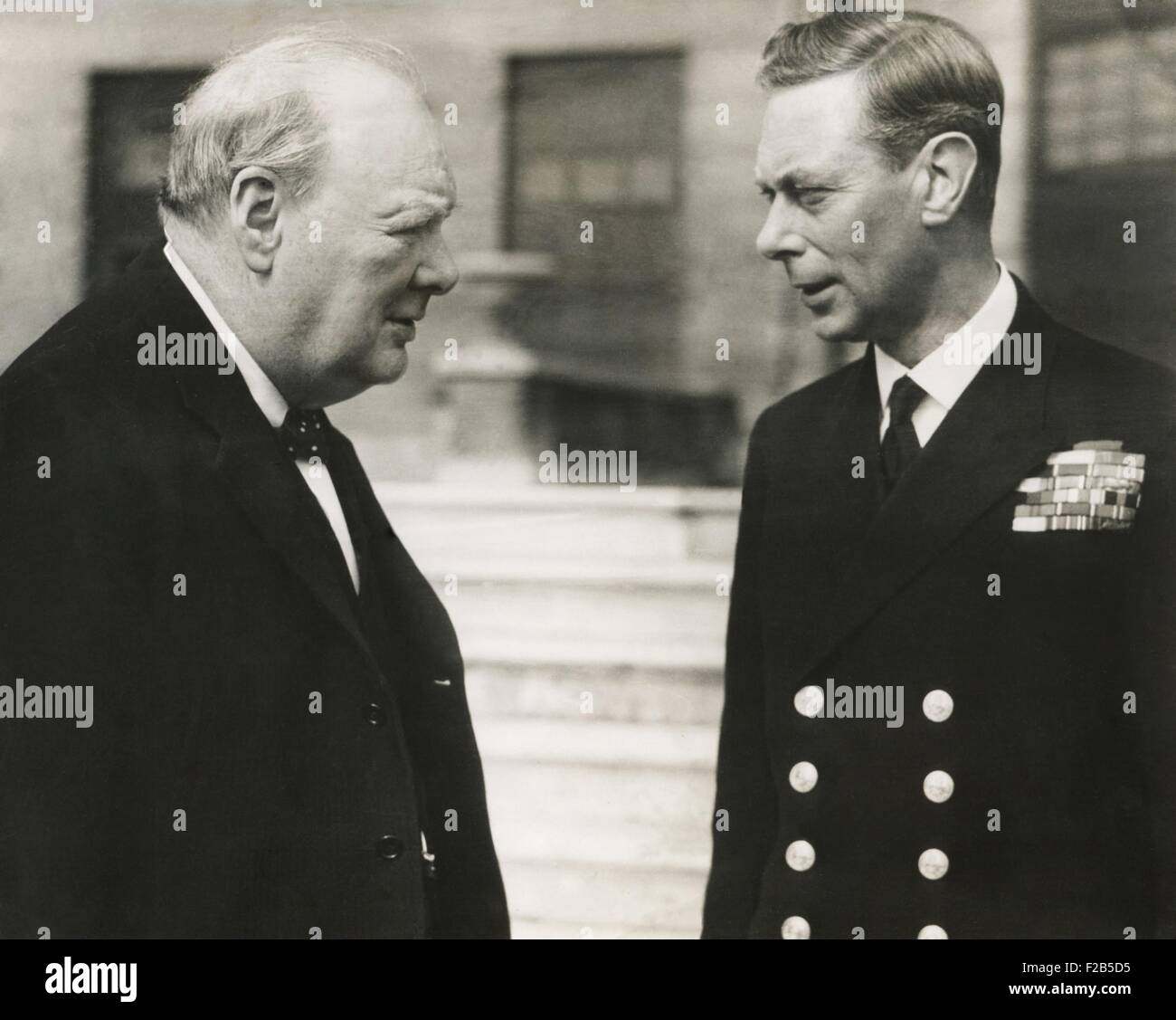 Winston Churchill mit König George VI, 8. Mai 1948. Sie sind im Garten des Buckingham Palace während der Feier des Sieges in Europa. -(BSLOC 2014 17 43) Stockfoto