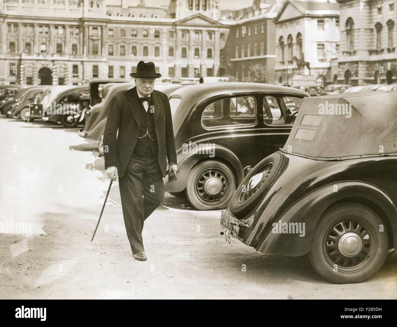 Mr. Winston Churchill, erster Lord der Admiralität, zu Fuß 10 Downing Street, 7. September 1939. Er war Premierminister Neville Chamberlain Kriegskabinett, nach dem deutschen Überfall auf Polen am 1. September 1939 gebildet. -(BSLOC 2014 17 32) Stockfoto