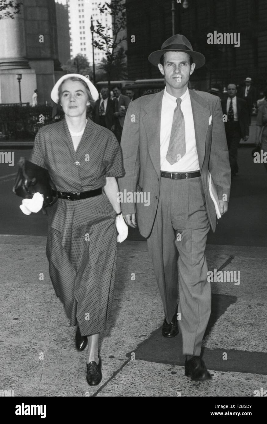 Mr und Mrs Alger Hiss erreichen Bundesgericht, NYC am 6. Juli 1949. Die Jury war festgefahren und Hiss wurde auf $5.000 Kaution freigelassen und würden eine zweite Studie mit. -(BSLOC 2014 17 21) Stockfoto