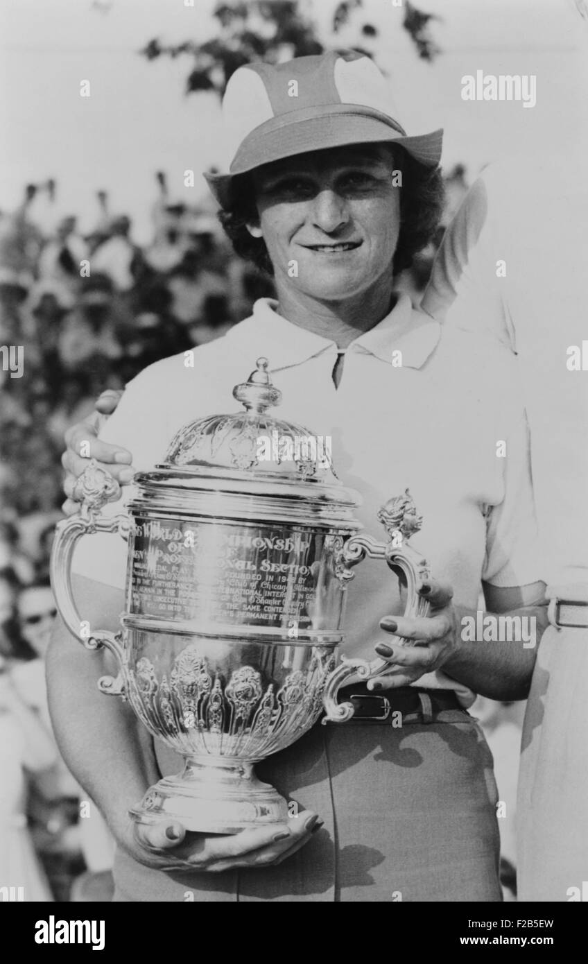 Babe Didrikson Zaharias Holding Trophäe nach dem Tam o' shanter Golfturnier in Chicago. Ca. 1950. -(BSLOC 2014 17 183) Stockfoto