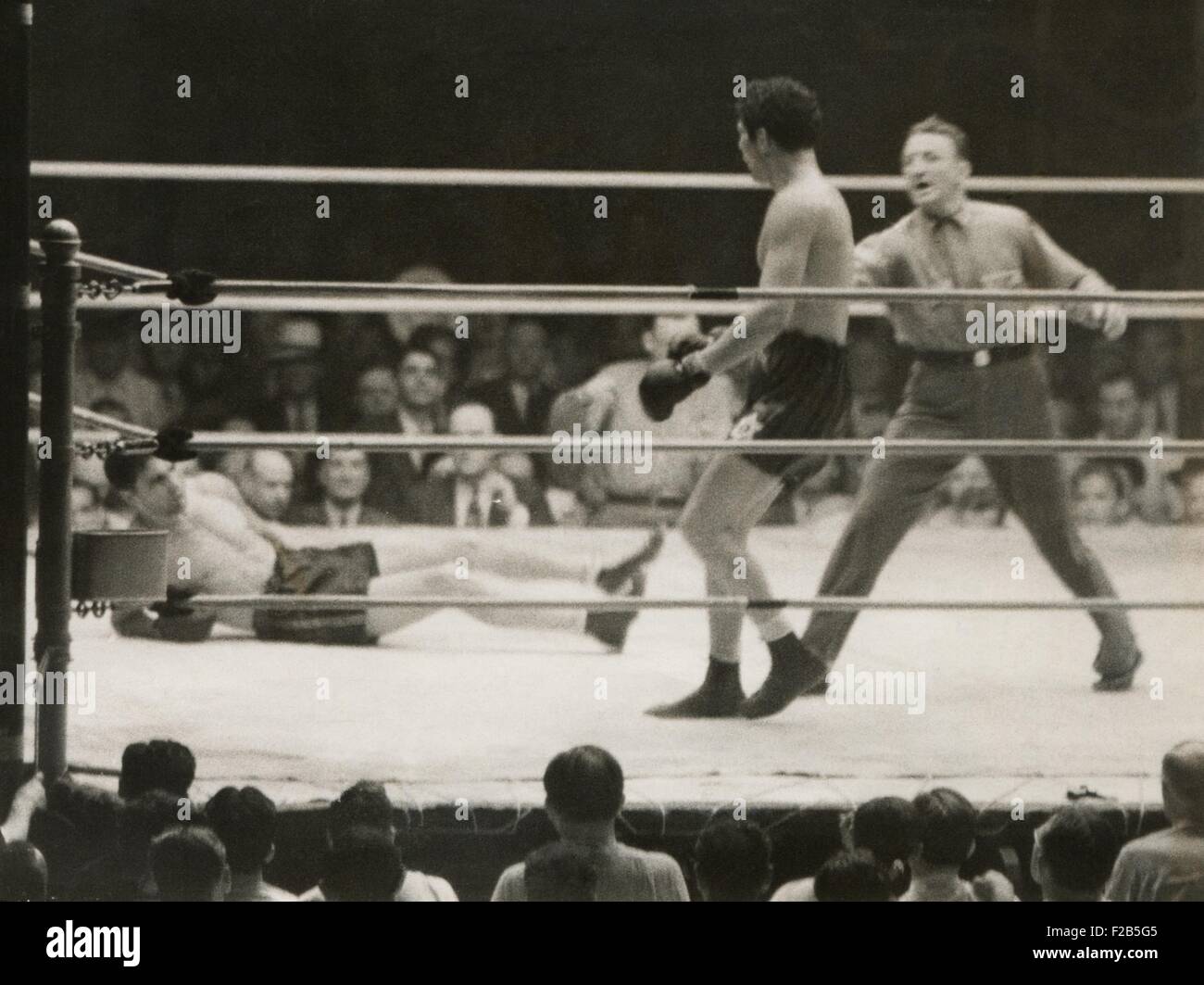 Max Schmeling auf dem Boden für eine Anzahl von neun in seinem Spiel mit Max Baer. 8. Juni 1933. Schiedsrichter Donovan stoppte den Schwergewichts-Kampf nach einer Minute und 51 Sekunden von der zehnten Runde. -(BSLOC 2014 17 152) Stockfoto