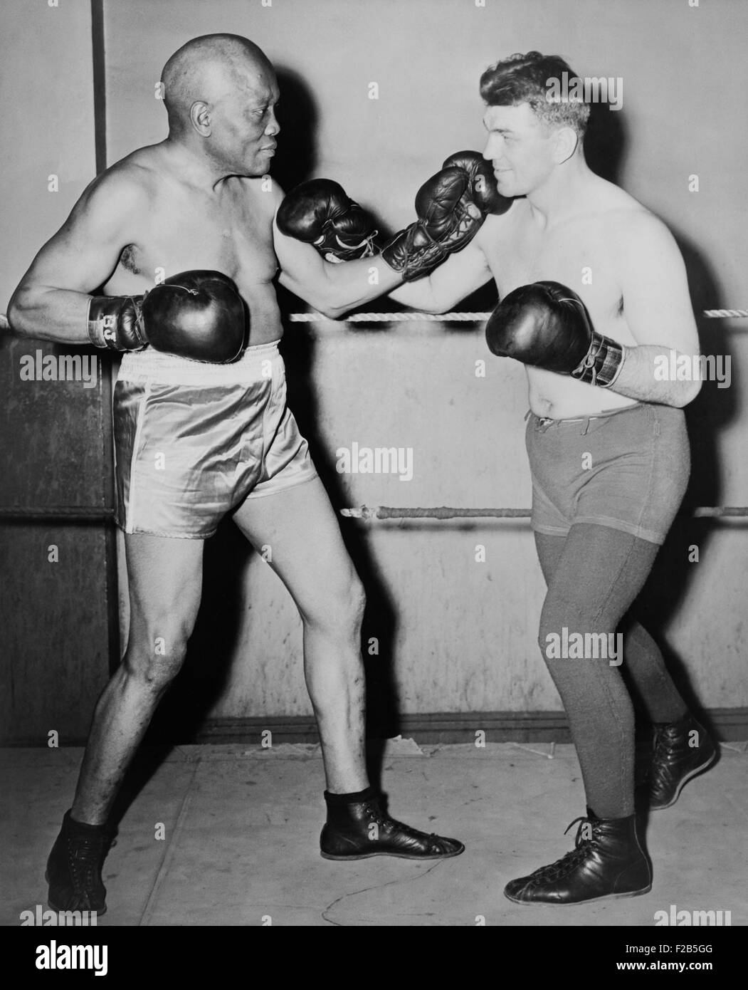 Der ehemalige Schwergewichts-Champion, Jack Johnson, links, bei der Bekämpfung der Pose mit Steve Dudos. 1945. Johnson war damals 68 Jahre alt und starb im folgenden Jahr. -(BSLOC 2014 17 143) Stockfoto