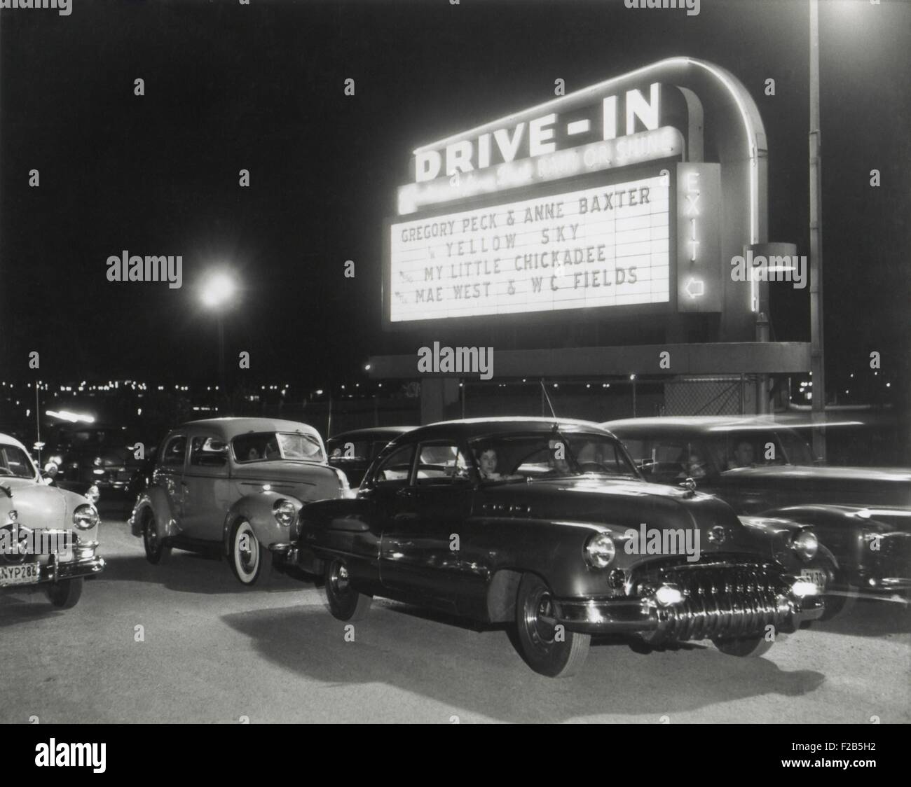 Cara am Whitestone Bridge Drive-In Theater eröffnet im August 1949. Das Autokino 1.200 Autos unterbringen konnte und war 8 Monate im Jahr geöffnet. Es war eine doppelte Funktion, gelben Himmel und MY LITLE CHICKADEE zeigt. -(BSLOC 2014 17 129) Stockfoto