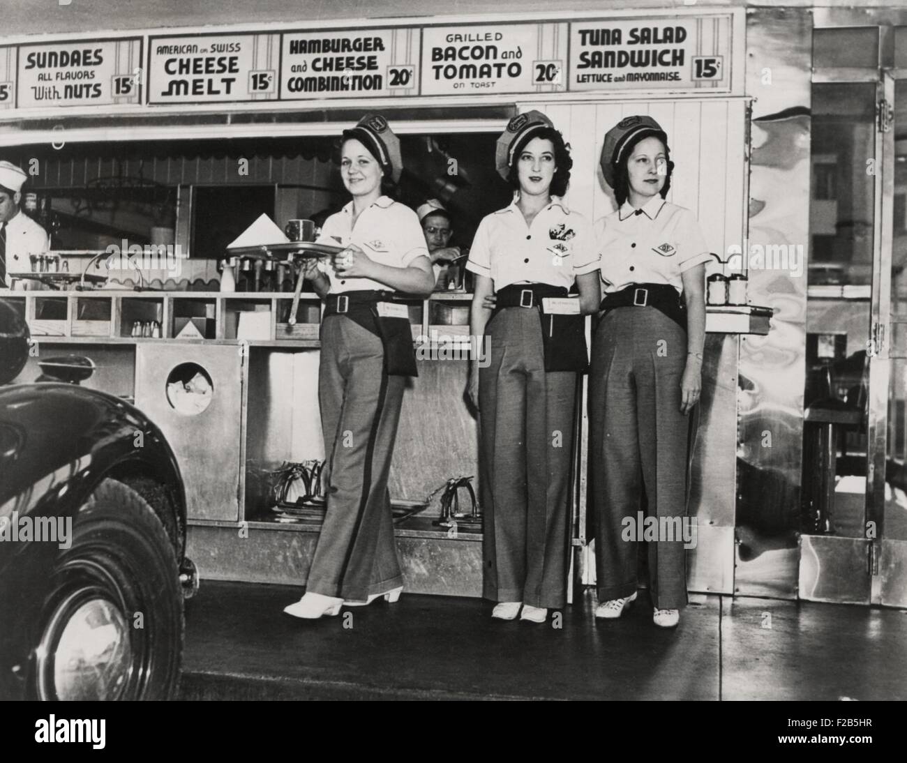 Drive-in-Restaurant in Hollywood, Los Angeles. 29. Juni 1938. Die Kellnerinnen tragen Pseudo Highway Patrol Uniformen. Die Fast-Food Stockfoto