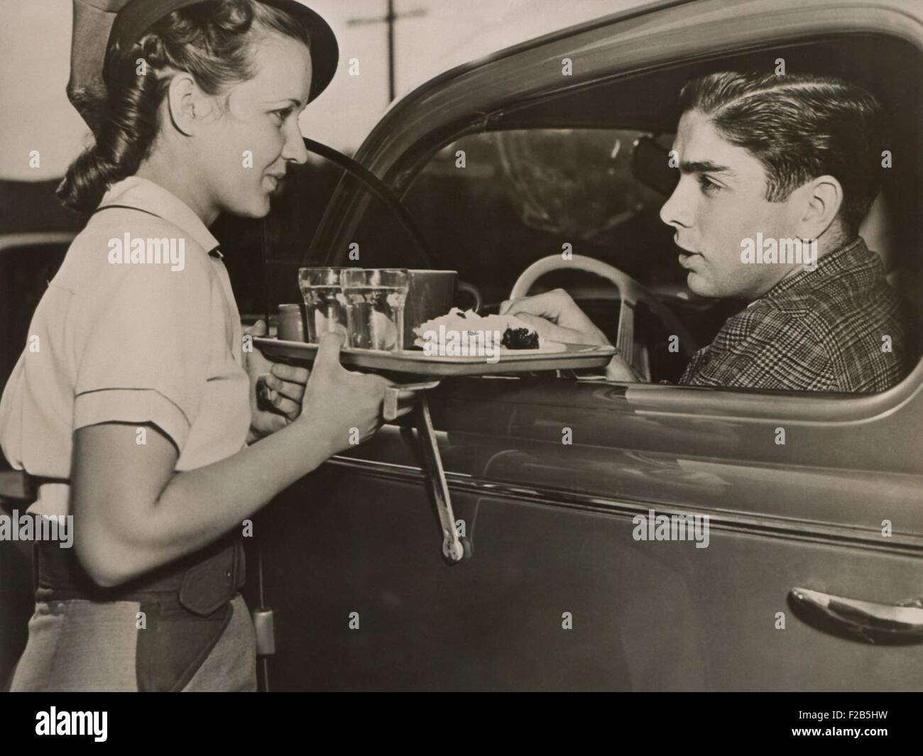 Drive-in-Restaurant in Hollywood, Los Angeles. 29. Juni 1938. Kellnerin bringt Nahrung an die Fahrer, die nicht mal an ein Stockfoto