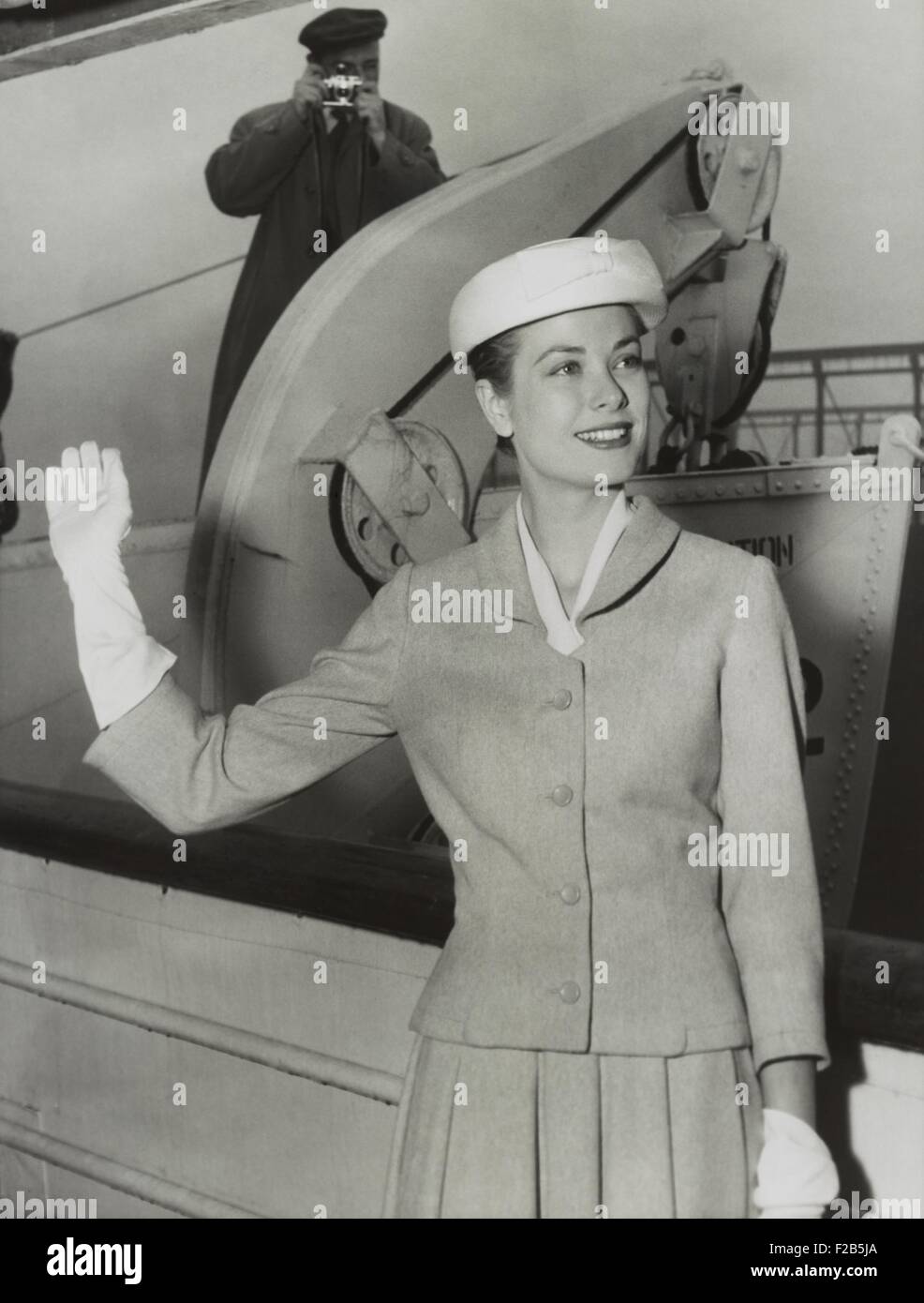 Grace Kelly Wellen aus der Ozeandampfer SS Verfassung vor der Abfahrt für Monaco. 4. April 1956. Sie heiratete Prinz Rainer, die Stockfoto