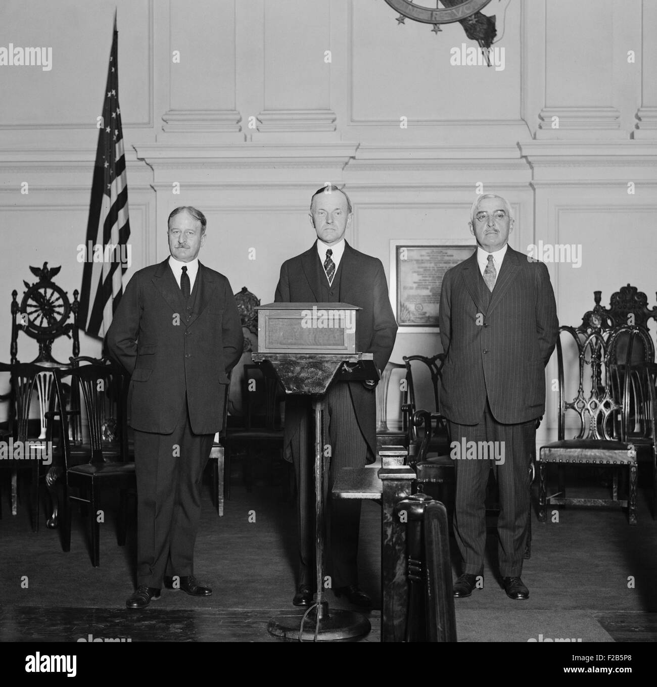 Präsident Coolidge flankiert von Parteiführern bei seiner"Benachrichtigung". Er wurde zwei Monate zuvor auf der Republican National Convention in Cleveland, Ohio formell seine Nominierung mitgeteilt. 14. August 1924. L-r: Frank Mondell, Präsident des Nationalkonvents; Calvin Coolidge; William Butler, Bundesvorsitzender der Republikaner. -(BSLOC 2014 17 5) Stockfoto