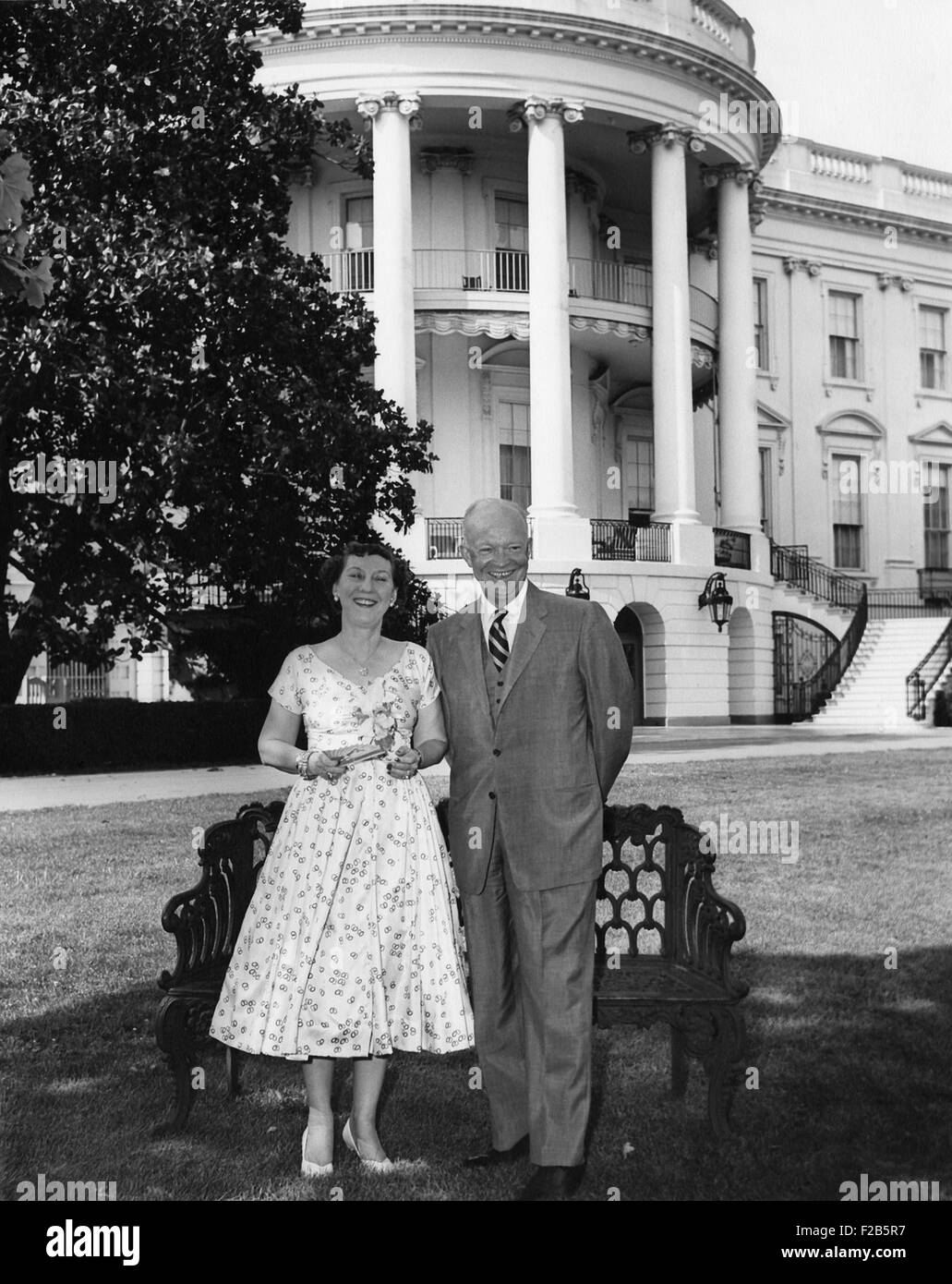 Dwight und Mamie Eisenhower auf Rasen des weißen Hauses. Ca. 1953-1960-(BSLOC 2014 16 85) Stockfoto