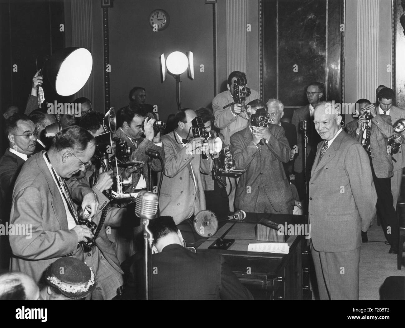 Fotografen umgeben von Präsident Eisenhower bei einer Pressekonferenz am 30. April 1953. Old State Department Gebäude. -(BSLOC 2014 16 66) Stockfoto