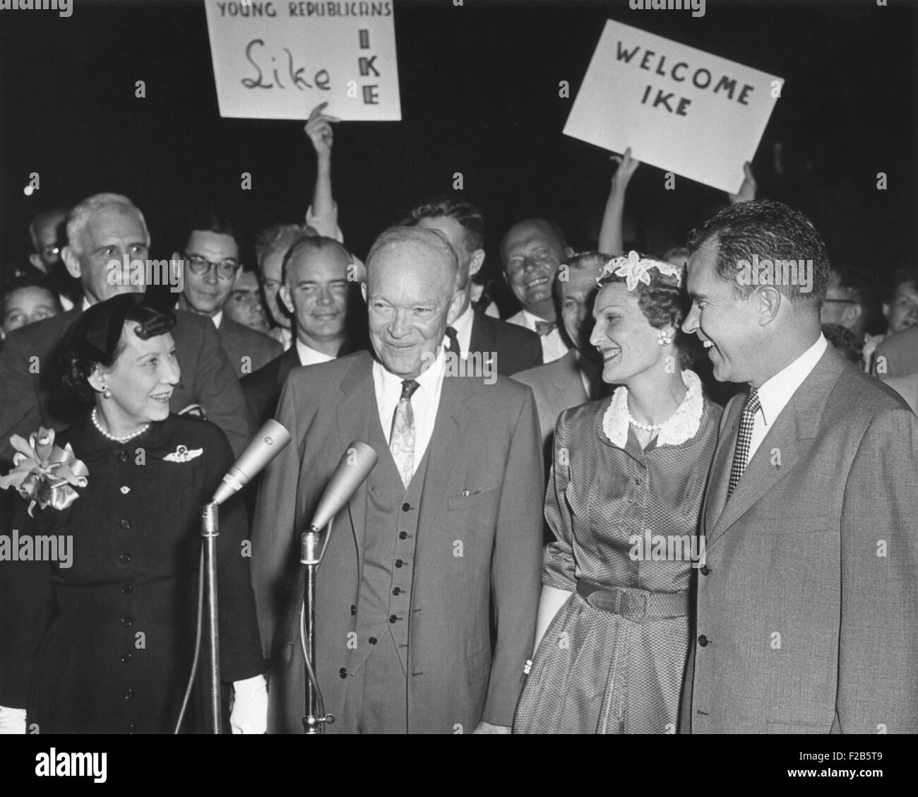 Präsident und Mamie Eisenhower Vizepräsident und Pat Nixon begrüßt. Sie waren Rückkehr aus Kalifornien, sie die Republikaner besuchte, gefolgt von einem kurzen Urlaub in Monterey. 28. August 1956. -(BSLOC 2014 16 6) Stockfoto