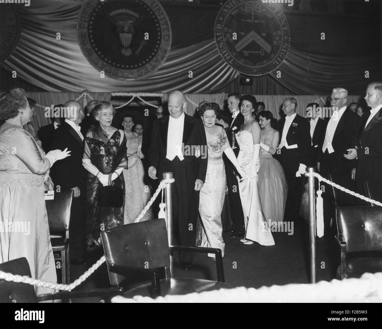 Präsident Eisenhower kommt bei einem Inaugural Ball im 21. Januar 1957. Presidential Tochter Alice Roosevelt in zu seiner rechten und First Lady Mamie Eisenhower ist zwischen ihnen im Hintergrund gesehen. 21. Januar 1957 - (BSLOC 2014 16 40) Stockfoto