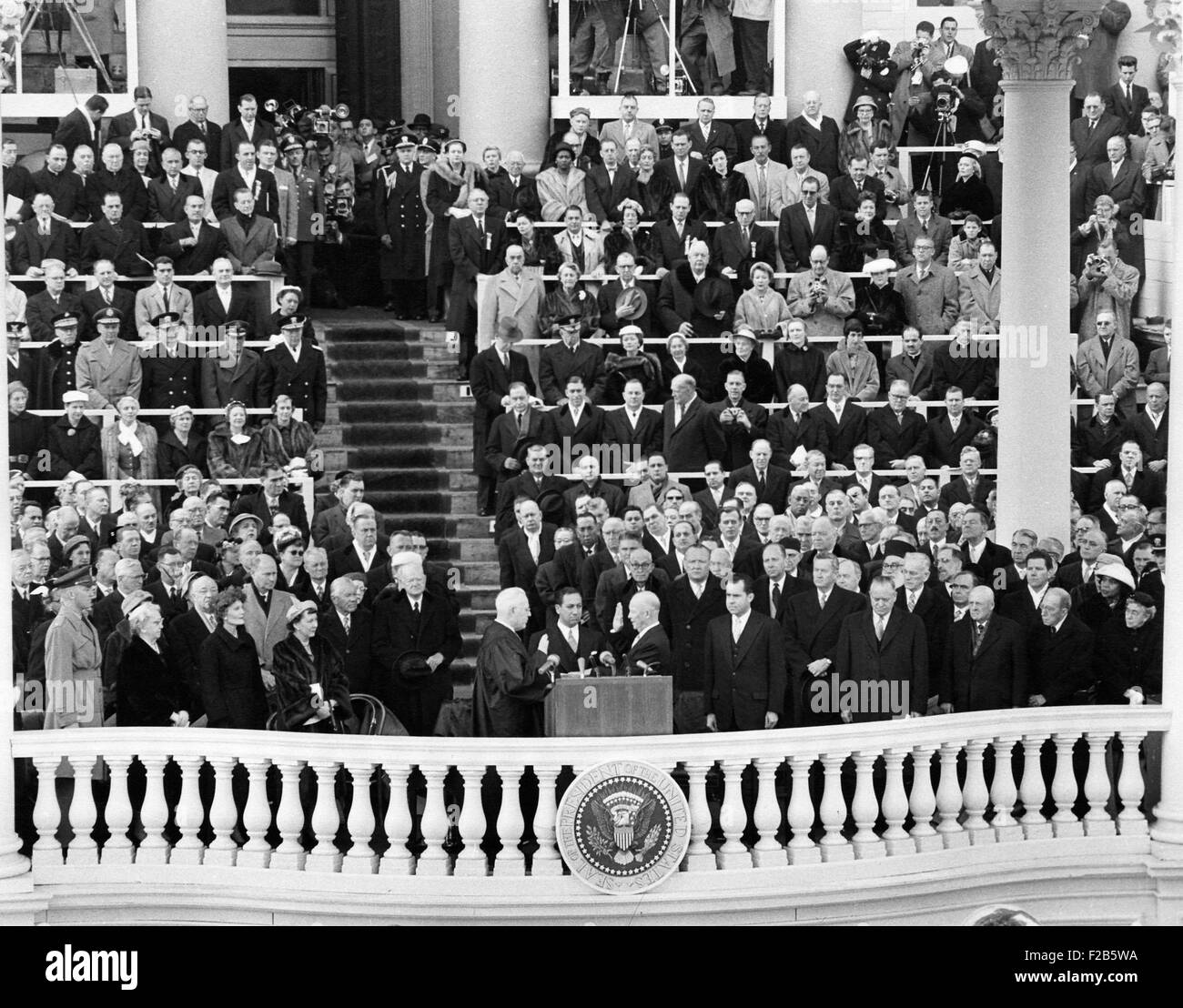 Präsident Eisenhower von Chief Justice Earl Warren vereidigt. 21. Januar 1957. Gruppe gehören hochrangige Mitglieder des Kongresses, geladene Gäste und Presidential Familien. -(BSLOC 2014 16 35) Stockfoto