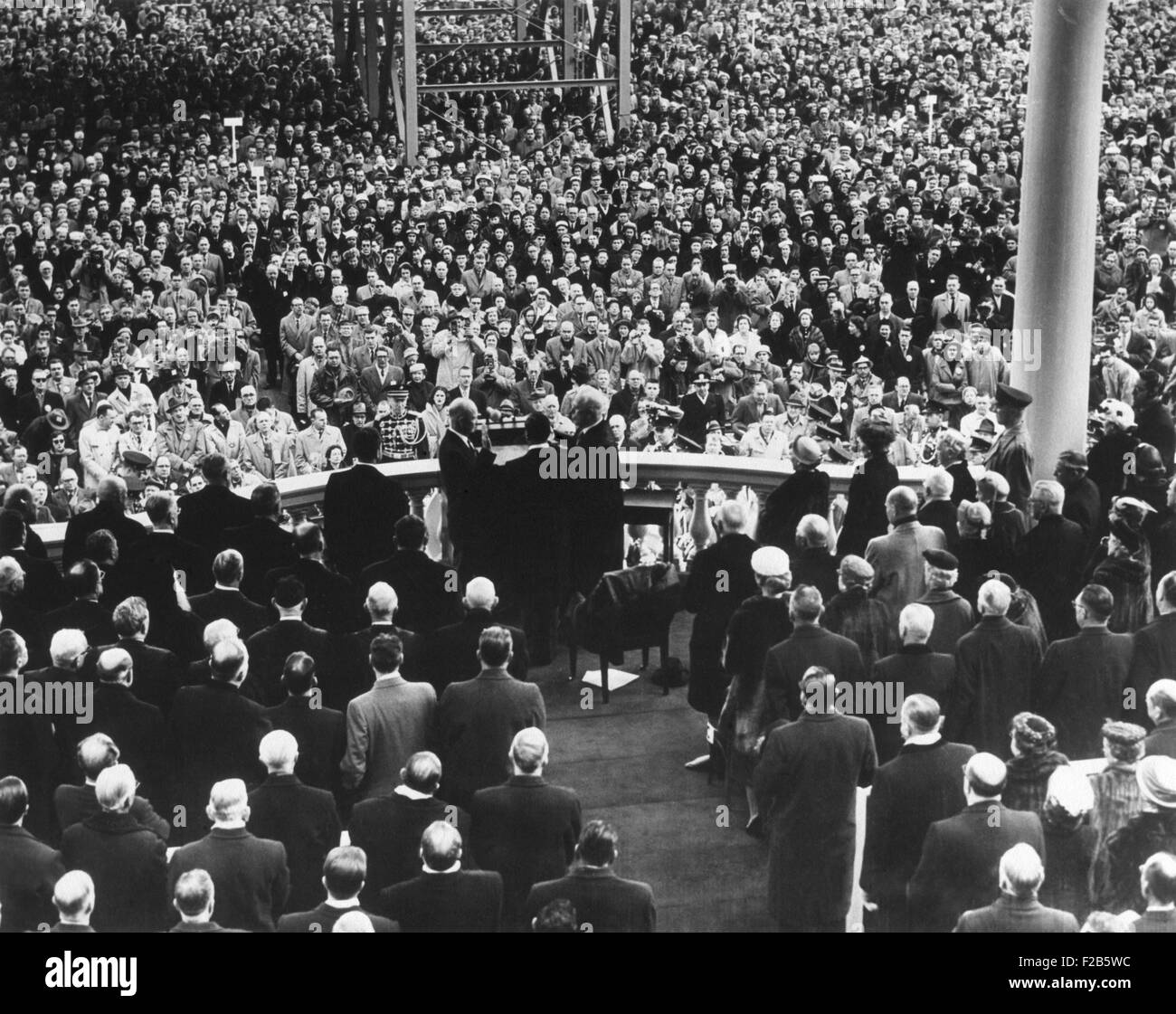 Präsident Eisenhower von Chief Justice Earl Warren bei der öffentlichen Einweihung vereidigt. Foto stammt von der Rückseite der ersten Bühne zeigen die Menge unten. 21. Januar 1957. -(BSLOC 2014 16 34) Stockfoto