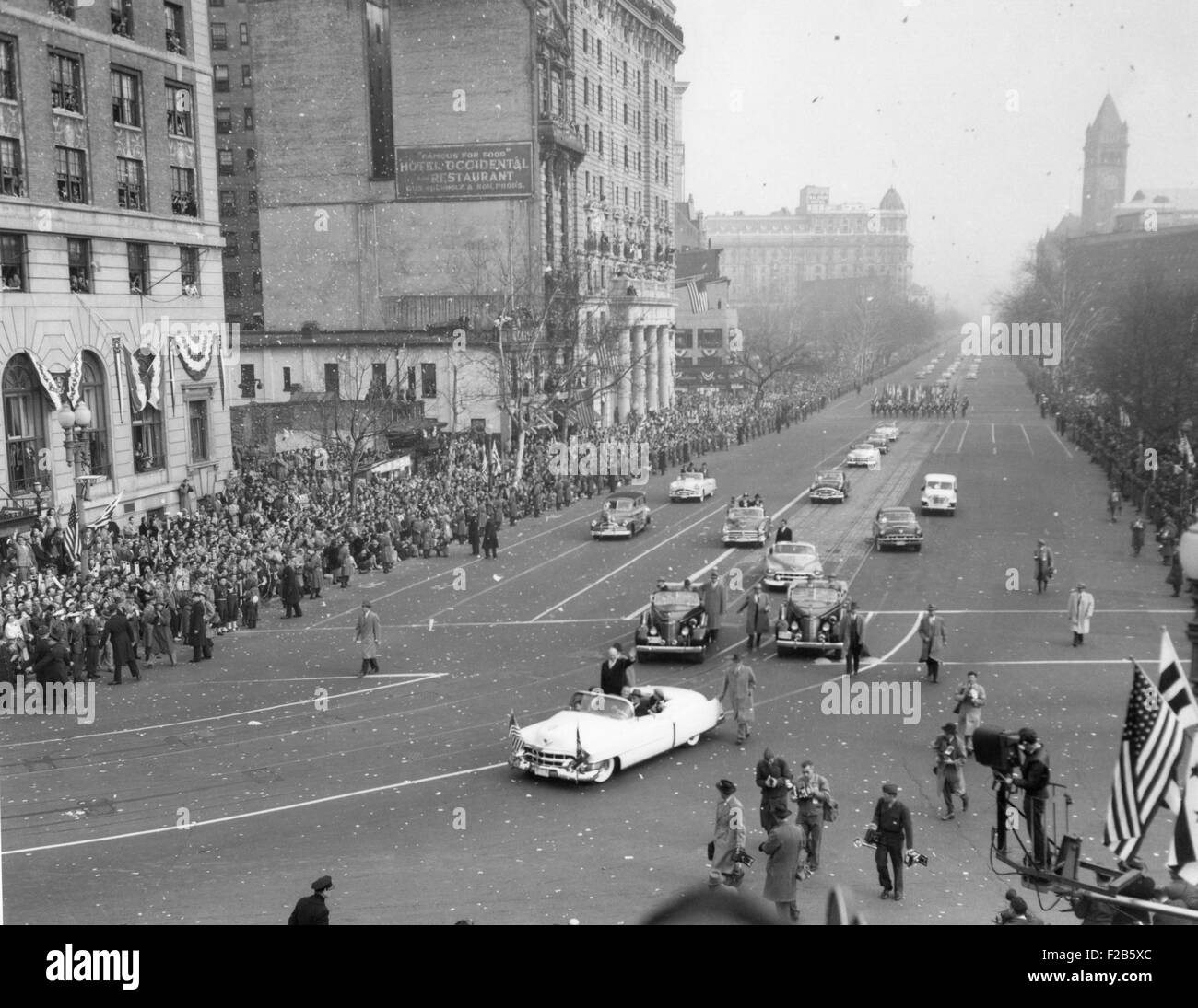 Präsident Eisenhower stehen in einem offenen Wagen in die erste Parade. 20. Januar 1953. Eisenhowers Auto führt die Parade, die zurück zum Capitol Hill an der Pennsylvania Avenue erstreckt. -(BSLOC 2014 16 24) Stockfoto