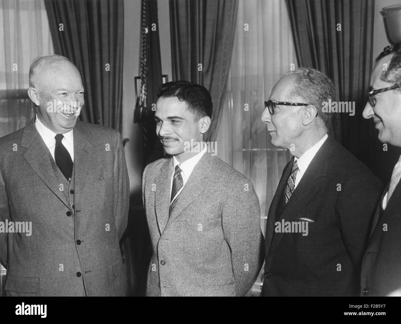 Präsident Eisenhower mit König Hussein i. von Jordanien im Oval Office. 24. März 1959. -(BSLOC 2014 16 224) Stockfoto