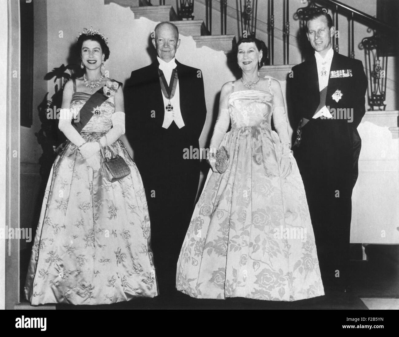 Königin Elizabeth II, Präsident und Frau Eisenhower und Prinz Philip vor einem staatlichen Abendessen. Das weiße Haus. 17. Oktober 1957. -(BSLOC 2014 16 215) Stockfoto