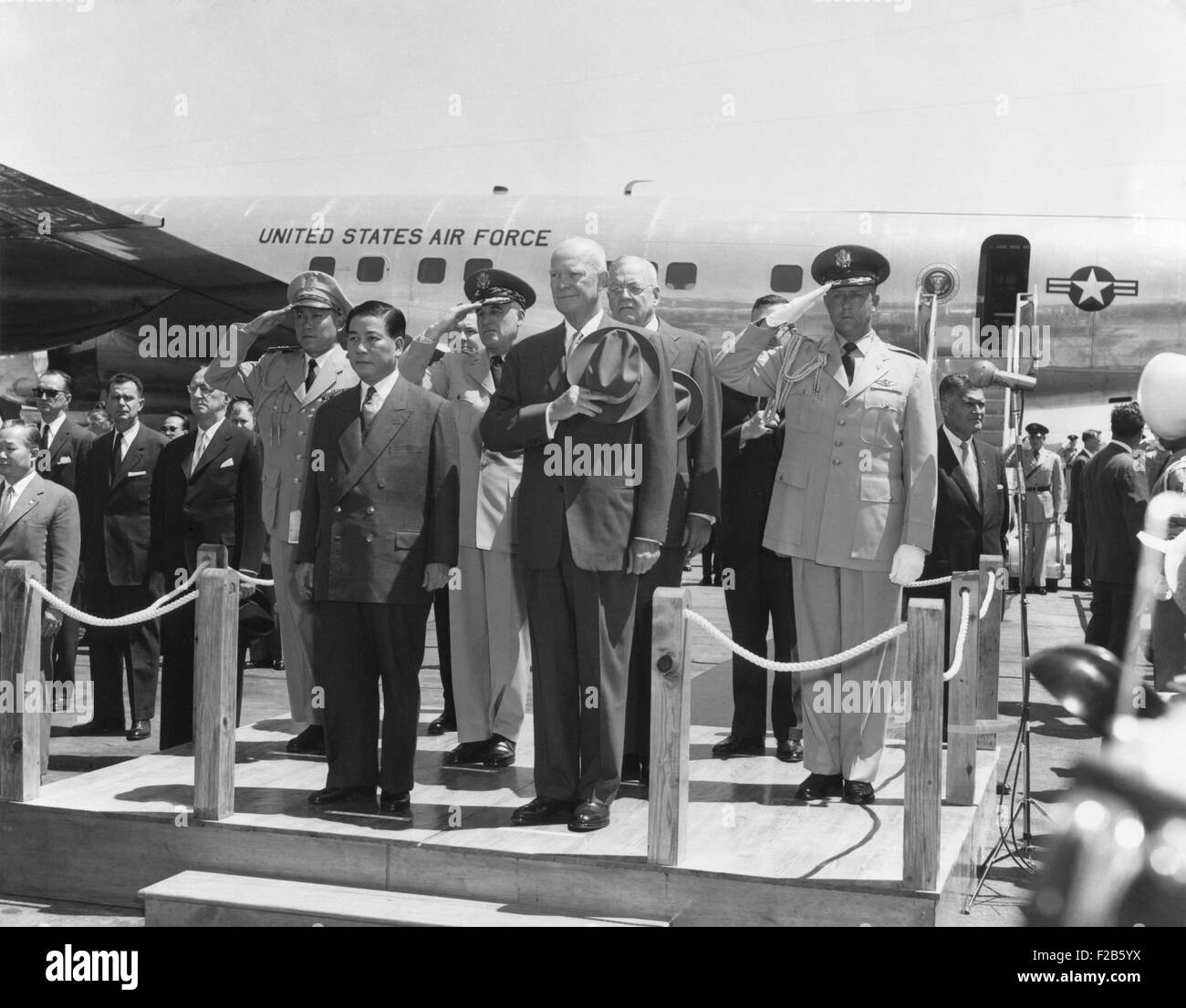 Präsident Eisenhower am Willkommenszeremonie für Vietnam Präsident Ngo Dinh Diem am National Airport. 8. Mai 1957. -(BSLOC 2014 16 212) Stockfoto