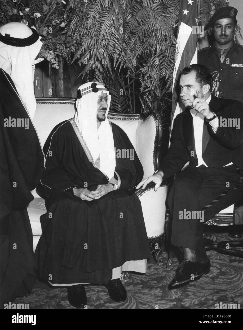 Vizepräsident Nixon mit Saudi Arabien König Saud ibn Abd al-Aziz Al-Saud. Beim Abendessen zu Ehren des Königs im Mayflower Hotel. 1. Februar 1957. -(BSLOC 2014 16 210) Stockfoto