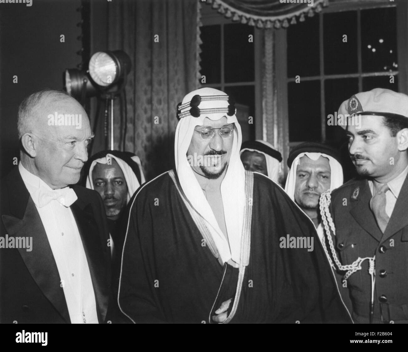 Präsident Eisenhower mit Saudi Arabien König Saud ibn Abd al-Aziz Al-Saud und sein Dolmetscher. Sie sind bei einem Abendessen zu Ehren des Königs im Mayflower Hotel. 1. Februar 1957. -(BSLOC 2014 16 209) Stockfoto