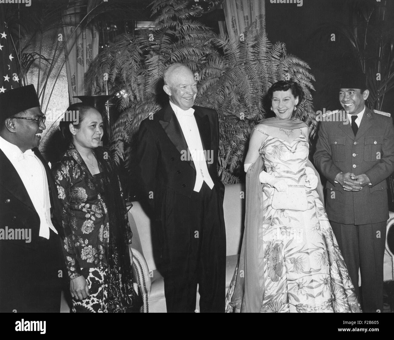 Präsident und Frau Eisenhower bei einem Abendessen in ihrer Ehre von Indonesien, Sukarno gegeben. Mayflower Hotel, 18. Mai 1956. -(BSLOC 2014 16 207) Stockfoto