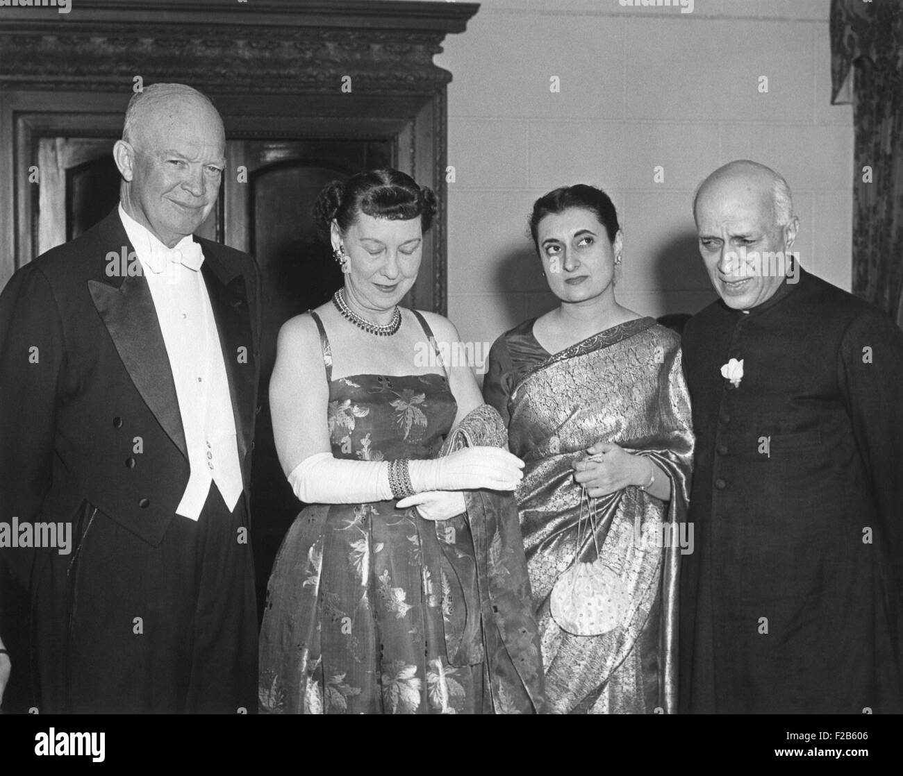 Präsident und Mamie Eisenhower mit Indira Gandhi und Jawaharlal Nehru. Nehru gab ein Abendessen zu Ehren des Präsidenten und des ersten Stockfoto