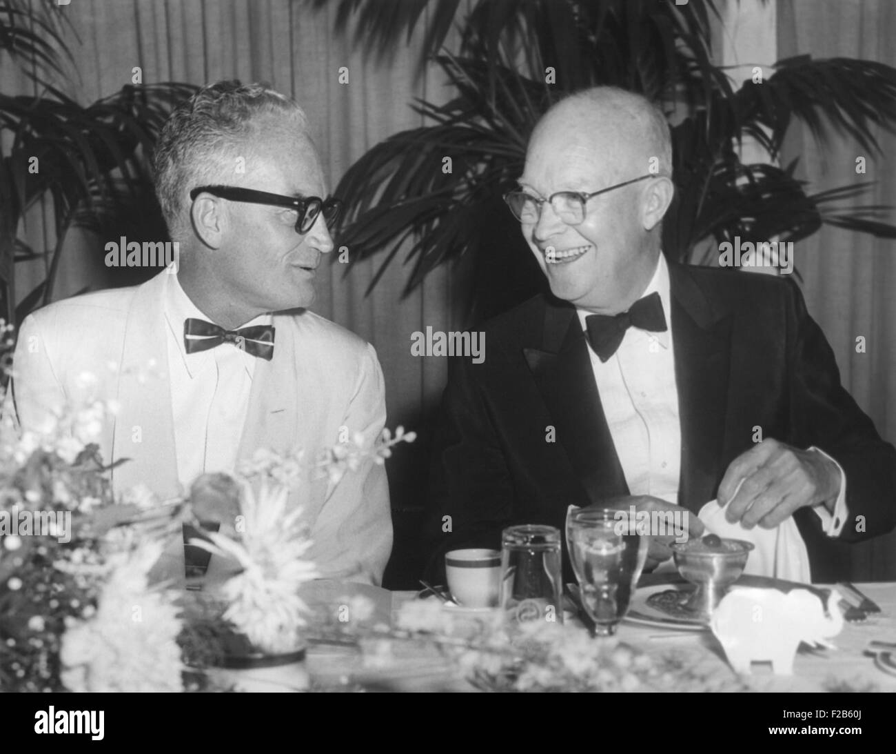 Präsident Eisenhower mit Arizona Senator Barry Goldwater. Sie sprechen bei einem Testimonial Abendessen zu Ehren der Republikaner im Kongress. 8. Juni 1959. Sheraton Park Hotel. -(BSLOC 2014 16 198) Stockfoto