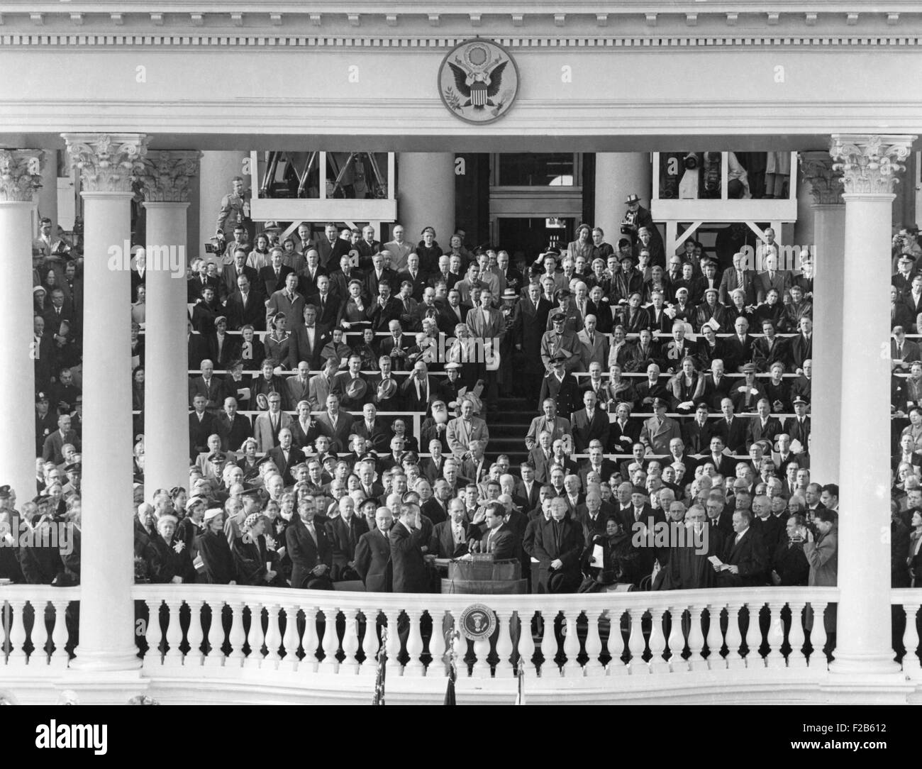 Richard Nixon als Vizepräsident vereidigt. 20. Januar 1953. Senator William Knowland von Kalifornien verwaltet der Eid des Amtes. -(BSLOC 2014 16 19) Stockfoto
