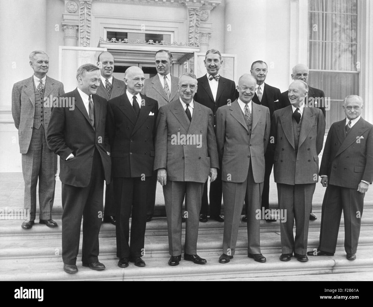 Supreme Court im Weißen Haus für ein Mittagessen. 6. Februar 1953. L-r: Front Row, L-r: William O. Douglas; Stanley Reed; Oberrichter Vinson; Präsident Eisenhower; Hugo Black, Felix Frankfurter. Hintere Reihe, L-r: Sherman Adams; Herbert Brownell, Generalstaatsanwalt; Sherman Minton; Tom Clark; Robert Jackson, Harold Burton. -(BSLOC 2014 16 185) Stockfoto