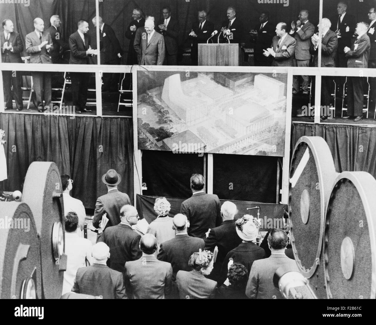 Präsident Eisenhower am Boden brechen Zeremonien am Lincoln Center performing Arts Complex. 14. Mai 1959. Es wurde auf 16 Hektar einer heruntergekommenen Gegend gebaut. -(BSLOC 2014 16 184) Stockfoto
