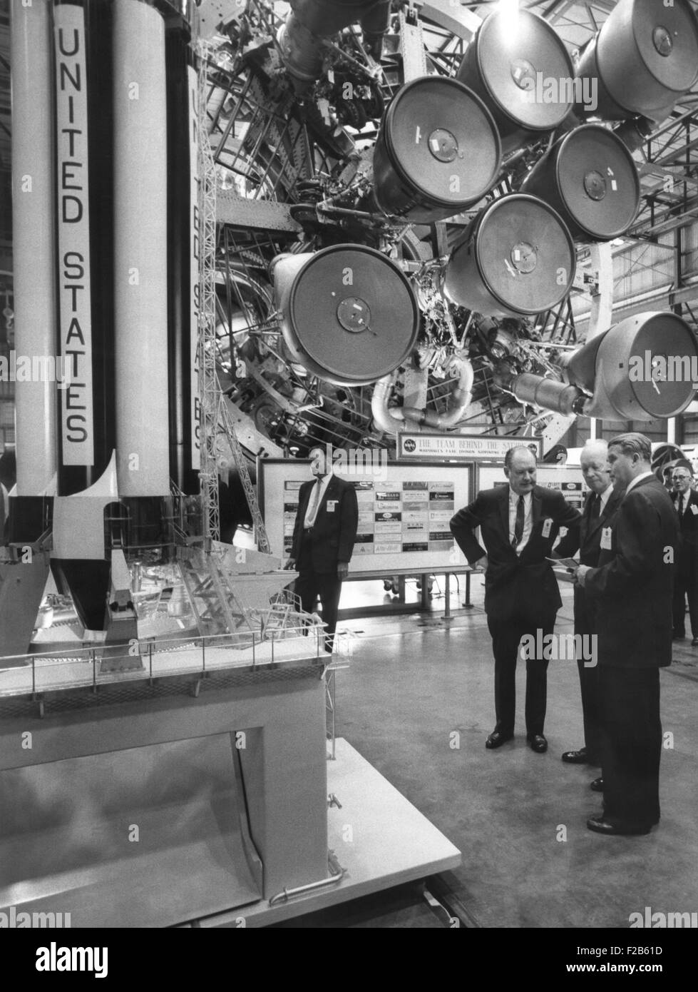 Eisenhower und Direktor Werhner von Braun in der Fertigung und Montage-Engineering-Abteilung zu sprechen. 8. September 1960. Präsident Eisenhower reiste nach Huntsville, das George C. Marshall Space Center zu widmen. -(BSLOC 2014 16 183) Stockfoto