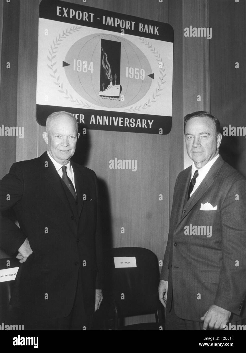 Präsident Eisenhower mit Samuel Waugh der Export-Import Bank auf ihr 25-jähriges bestehen. 12. Februar 1959. Samuel Waugh war Präsident und Vorsitzender des Vorstands der Export-Import Bank of Washington. -(BSLOC 2014 16 181) Stockfoto