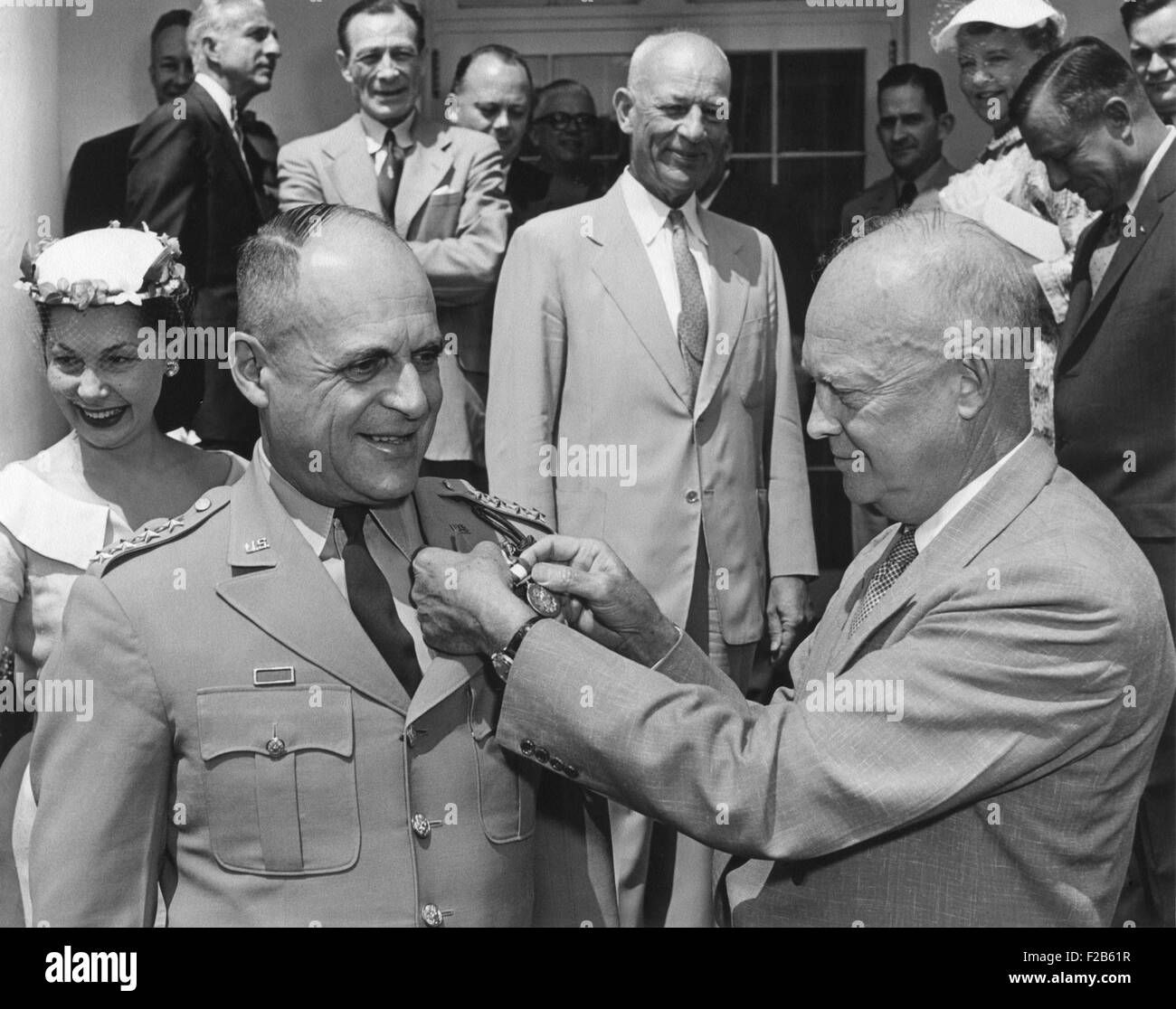 Präsident Eisenhower stellt den Ruhestand General Matthew Ridgeway mit bemerkenswerter Service-Medaille. 28. Juni 1955. Im Jahr 1952 ersetzt Matthew Ridgway General Eisenhower als Oberbefehlshaber der Alliierten Streitkräfte in Europa. Von 1953-55 war er Stabschef der US Army. -(BSLOC 2014 16 178) Stockfoto
