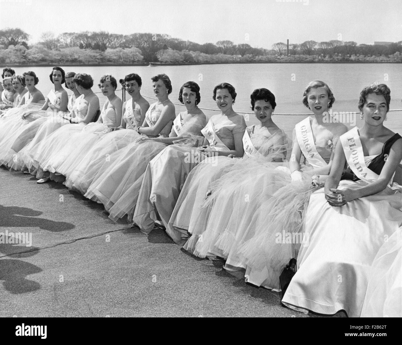 Cherry Blossom Festival Prinzessinnen tragen die Ballkleider und ihren Zustand Schärpen. 2. April 1955. Es sind junge Frauen von 19-24 von Leistungsnachweisen, außergewöhnliche Haltung und Erscheinung, hervorragende Kommunikationsfähigkeiten, Führung, Interesse, bürgerlichen und internationalen Angelegenheiten. -(BSLOC 2014 16 158) Stockfoto