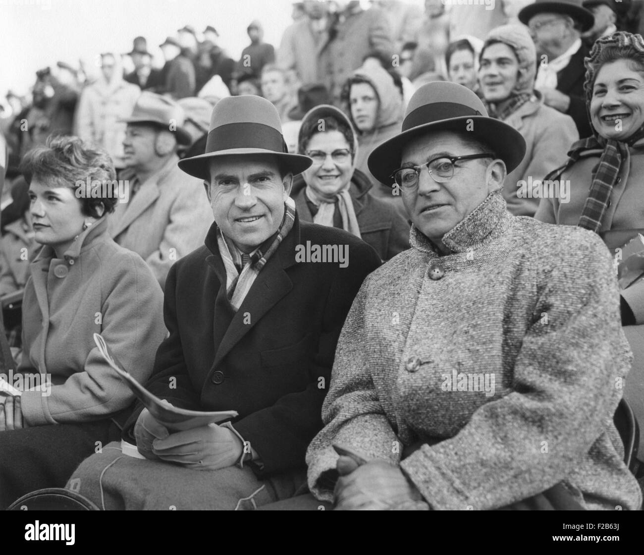 Vizepräsident Richard Nixon mit Fußball Trainer Vince Lombardi. 7. Dezember 1958. Die Green Bay Packers verlor gegen die San Francisco 49ers mit einer Punktzahl von 48 – 21 im Kezar Stadium. Zwei Monate später, nahm am 2. Februar 1959, Vince Lombardi, die Position der Cheftrainer und general Manager von den Green Bay Packers. -(BSLOC 2014 16 145) Stockfoto