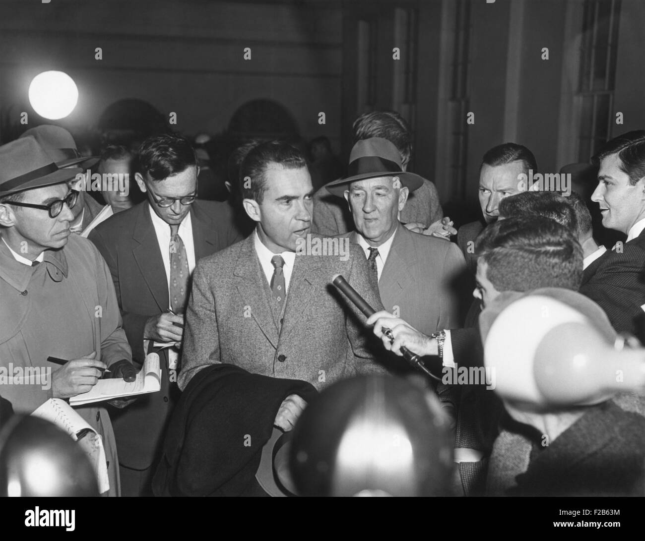 Vizepräsident Richard Nixon mit Reportern am 26. November 1957. Sie hinterfragt die VP auf Eisenhowers leichten Schlaganfall am Vortag, die der Präsident mit einem leichten Sprachfehler zu verlassen. -(BSLOC 2014 16 143) Stockfoto