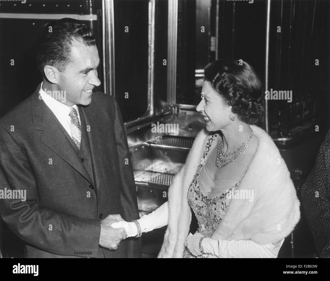 Königin Elizabeth II. Vizepräsident Richard Nixons Hand zu schütteln. In der britischen Botschaft in Washington bei einem Abendessen gab das Königspaar für Präsident und Frau Eisenhower. 19. Oktober 1957. -(BSLOC 2014 16 142) Stockfoto