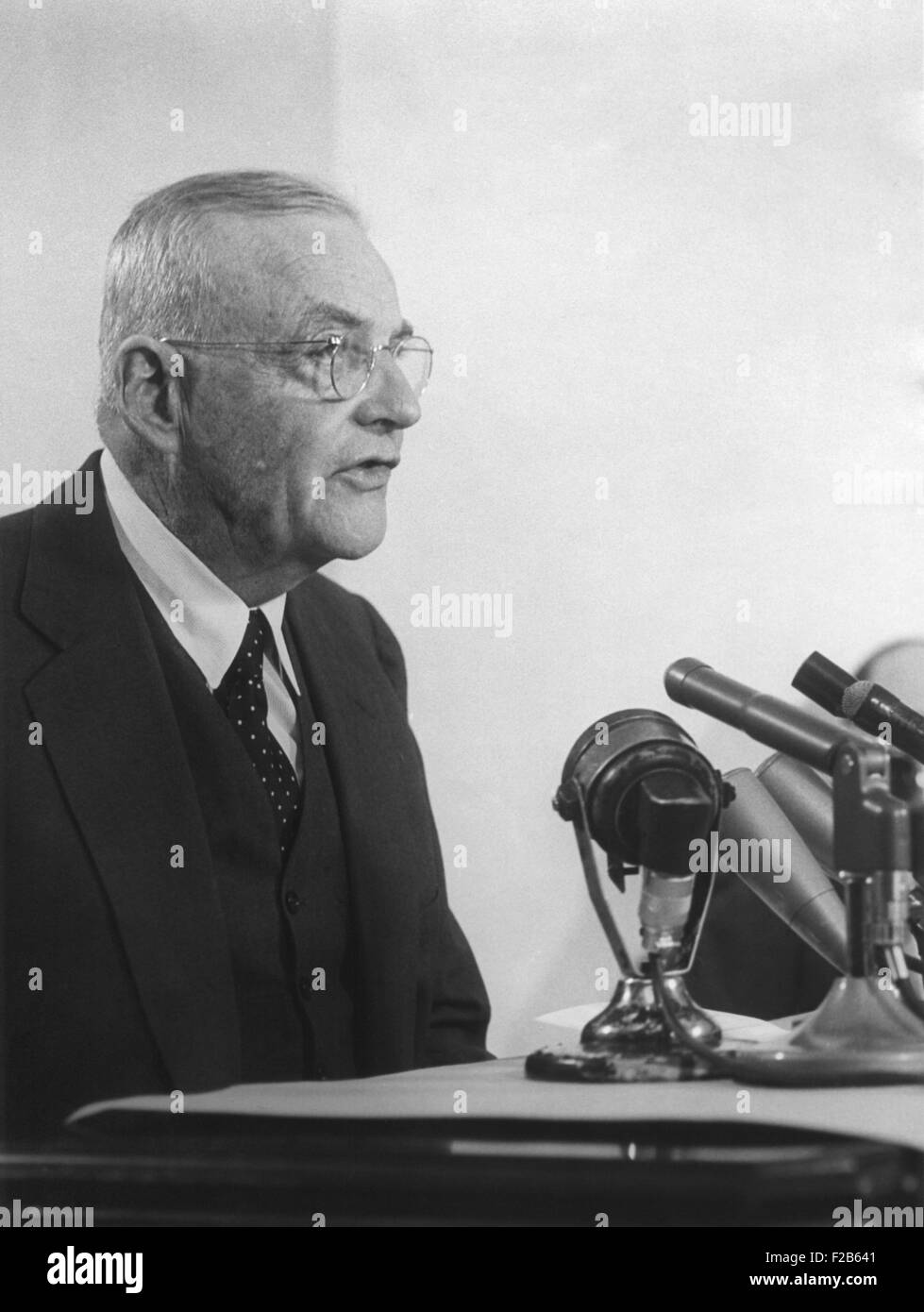 Secretary Of State John Foster Dulles ins Mikrofon sprechen. 3. Februar 1959. Er wollte sich auf seine letzte Europa-Reise nach Großbritannien, Frankreich und Deutschland zu begeben. In Krankheit er trat am 22. April 1959 aus dem Amt zurück und starb am 24. Mai 1959. -(BSLOC 2014 16 139) Stockfoto
